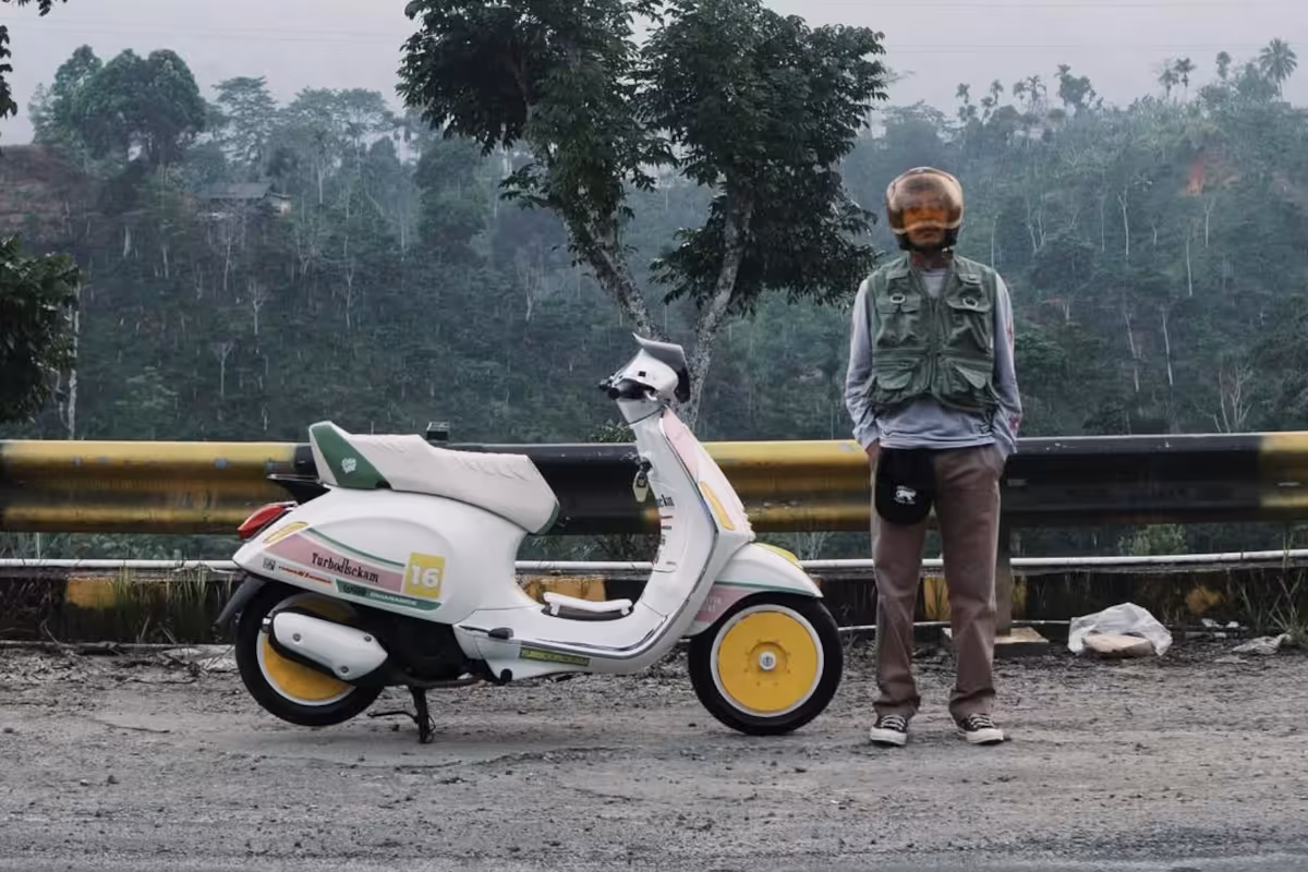 Global Vespa travel ride community seat installation